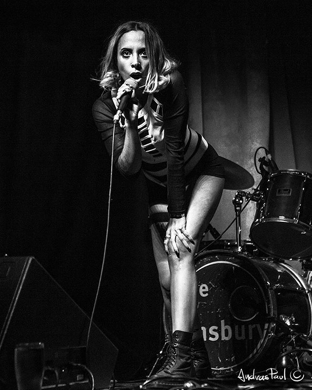 andraspaulcom's tweet photo. Hezen @sarahezen 's moving performance yesternight was captivati g @the_finsbury_pub for @lostinthemanor  #hezen #sarahezen  #concertphotography #livemusicphotography #womeninmusic #dancer  #htbarp  #livemusic #liveconcert #bestmusicshots #bestphotomusic… https://t.co/pvkIViUfGm https://t.co/EaLvnVxgQ4