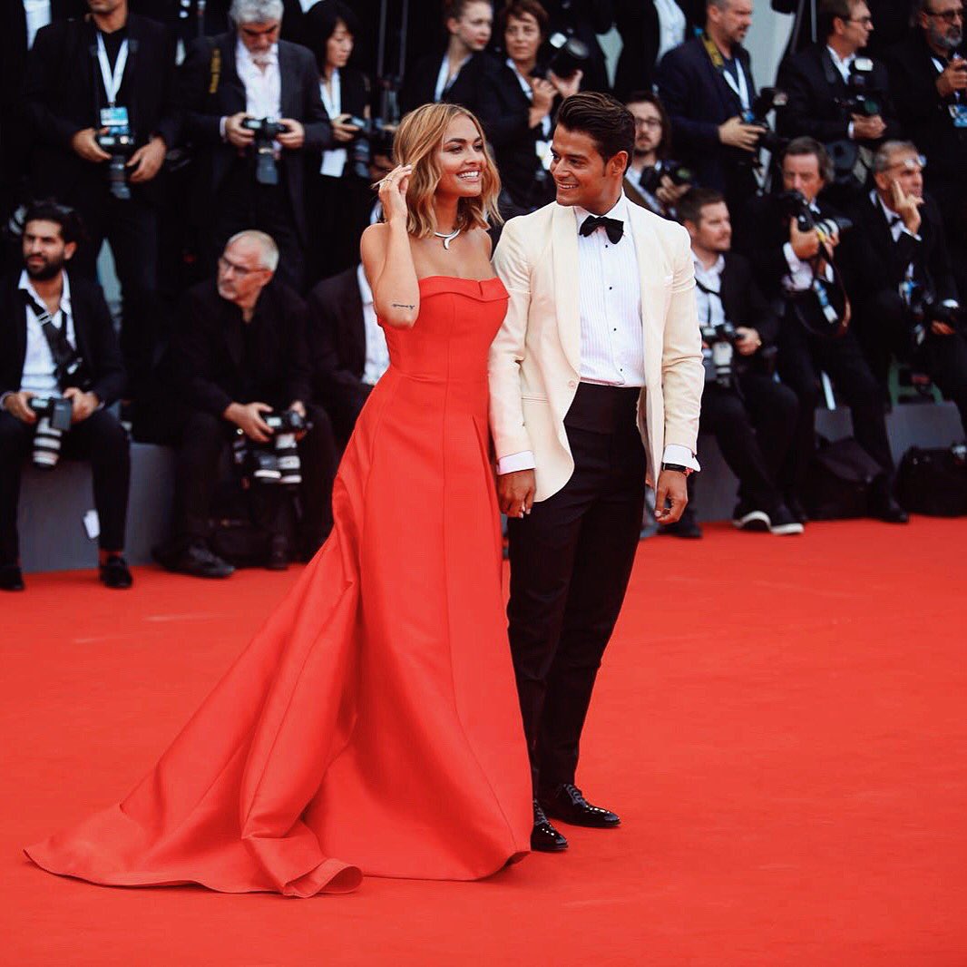 In the end as Marcello Mastroianni said: simplicity always wins....
At the premiere of “First Man” of #RyanGosling directed by Damien Chazelle in Venice... by my side my splendid Giulia Gaudino!!
#FrankGallucci #proudtobeitalian #Venezia75 #VeneziaFilmFestival #Campari