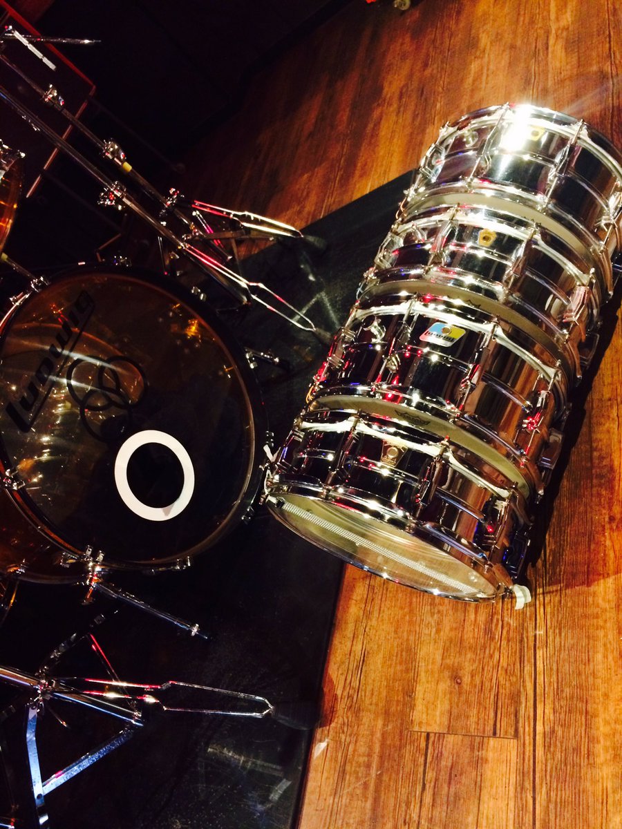 drumasayuki's tweet photo. 今日はDrumnetのみんなとludwigスネアの叩き比べしてきました☆
同じ型でもちょっと年代やパーツが違うだけで全然違うのは何回聴き比べても楽しい☆
8月最終日まだまだ暑かったですがホットコーヒー☆
#Drumnet
#スネア
#カフェ https://t.co/U6RjDkqAWC
