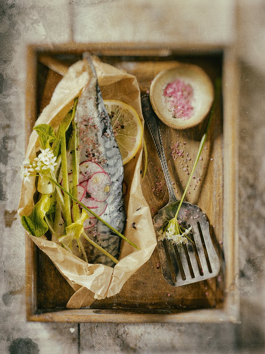 EquatorDesignUS's tweet image. It&apos;s fish Friday here at our Manchester site today.
 
Our food stylists and photography team in Manchester have been working on some development work this week.
 
#createdbyequator #equatordesign #fishfriday #fish #friday  #photography #foodphotography #foodstyling #designagency