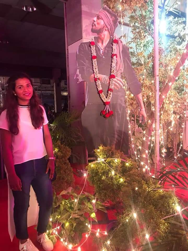 ddksfaofficial's tweet photo. Biggboss birthday special
#fanscrazestartnow
#AbhinayaChakravarthyBDayCDP
#kichchafansfestivalonly2days
#crazenextlevel #crazekabaap
#abhinayachakravarthy
#abhimanigalaabhimani
#ABHIMANOTSAVA2018
#thevillan #loveulichcha
@KicchaSudeep @iampriya06
#ddksssofficial #DDKSSS https://t.co/RoO2DpYVM6