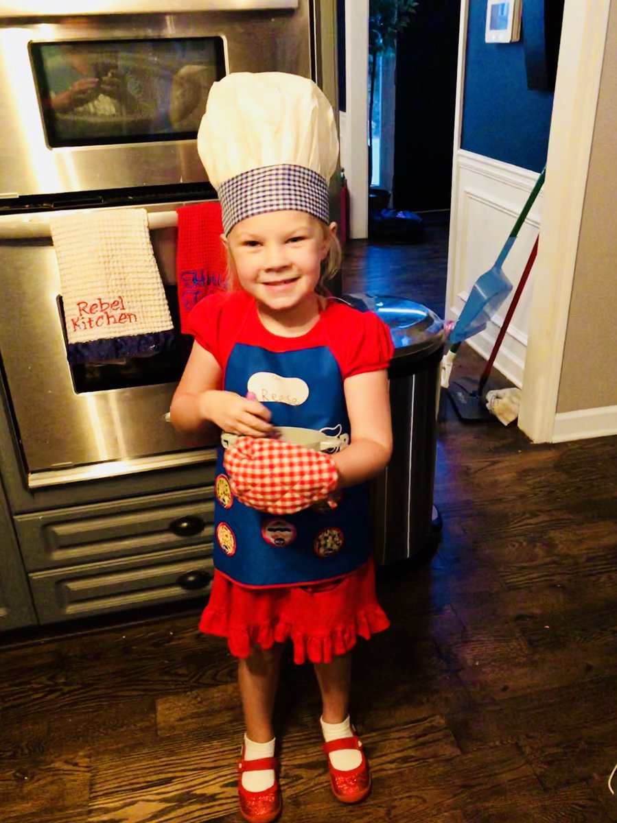 PrairieMuppetsJ's tweet photo. Itโs Community Helper Day in @MRS_OBANIONs class today! #ChefReese๐ฉ๐ผโ๐ณ @bakerelembears https://t.co/79Xg8A5ve1