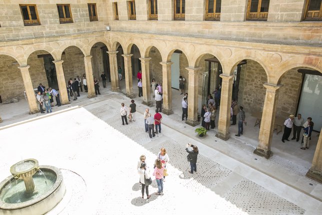 FAPoficial's tweet photo. 📢termina agosto, vuelta de vacaciones para unos, inicio para otros, pero para todos viernes, y como cada viernes abre de nuevo sus puertas el Museo de Fotografía de Huete📷, conoce nuestra colección permanente y visita la exposición temporal del fotoperiodista #SimonNorfolk, https://t.co/sNPDAbgXNo