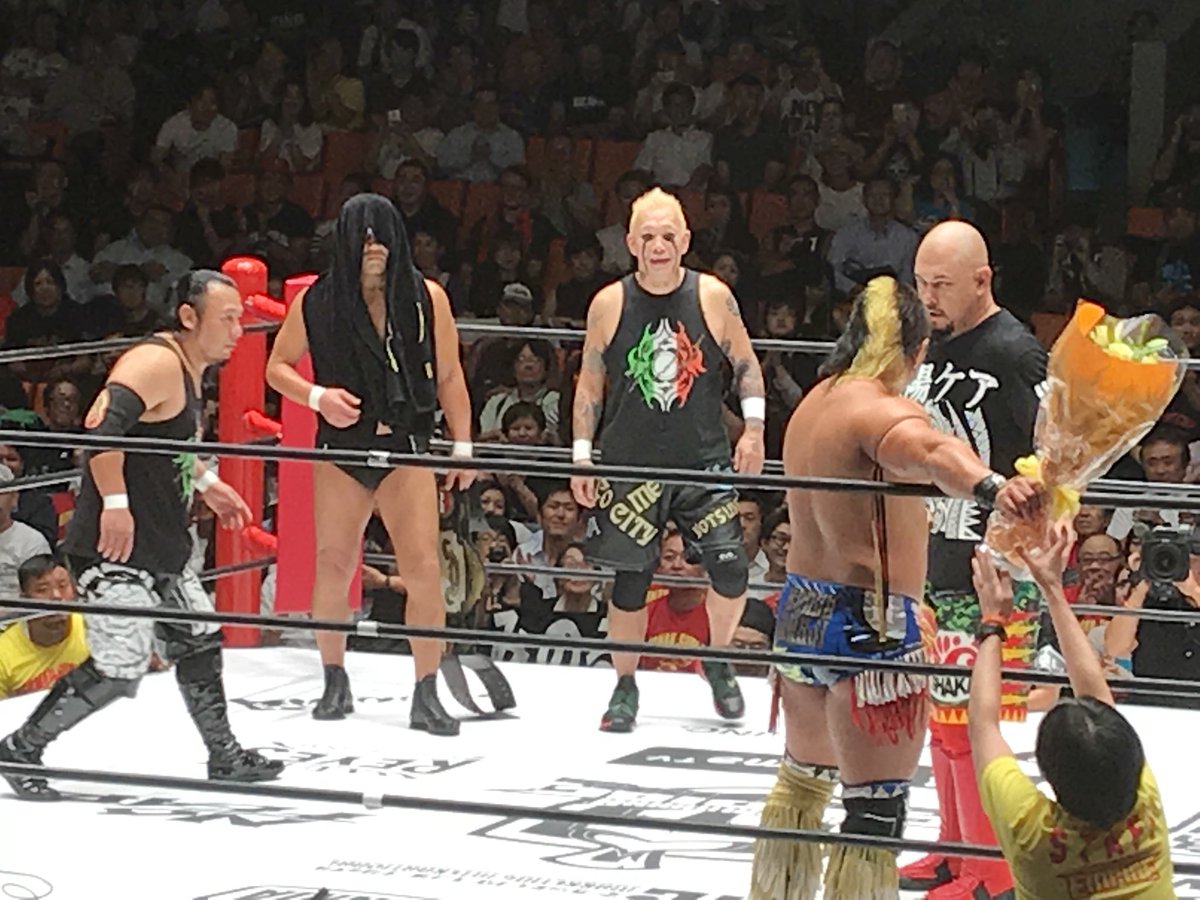 ８月31日の後楽園ホールで行われたtakayamania Empireのプロレスで鈴木みのるが佐々木健介と小橋建太のチョップを喰らう Togetter