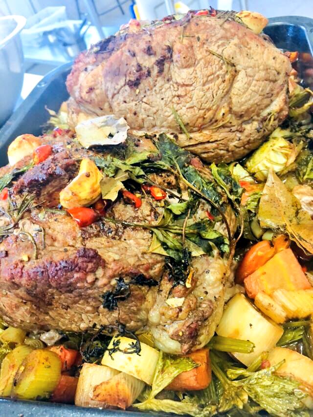 ChefThero's tweet photo. How my morning started. Roasted MidR beef. Succulent, juicy and tender meat packed with lots of flavor..๐ #chefthero #bwchef #roastedbeef #sirloin #beef #cheflife https://t.co/qD5jXezv2D