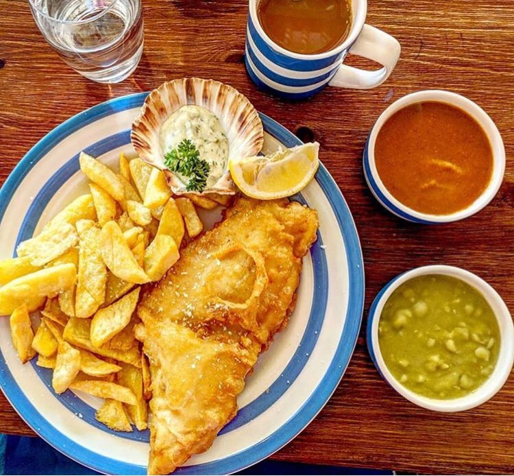 It’s fish Friday, possibly our favourite day of the week! As well as prime cod and haddock we have skate wing, Cornish lobster, brill fillet, plaice fillet, hake fillet and much more...🐟✨
#fishfryday #fishandchips 
📸: stories_by_ginger