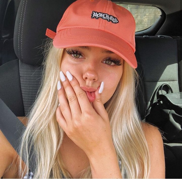 🌹 ALEXY ROSE 🌹

         —— ⊰ • ⊱ ——

     ⇢ Futura Policia.
　 ⇢ 16 años.
     ⇢ Italiana
　 ⇢ Cariñosa y mimada.
　 ⇢ #FreeRol
          #sexrol ( Con trama) 

　 　 　 　 「ʀᴛ﹖ ♡ = ᴅᴍ.」