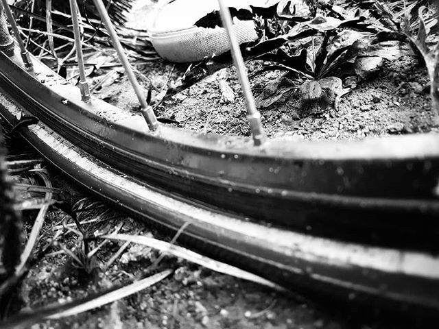 MatsEk's tweet photo. Idag blev det bil till jobbet. En mörk dag.
#punktering #pendlare #cykel #bilism #punka #psykiatern https://t.co/UpHUVXLcau https://t.co/qRvKjSBvSg