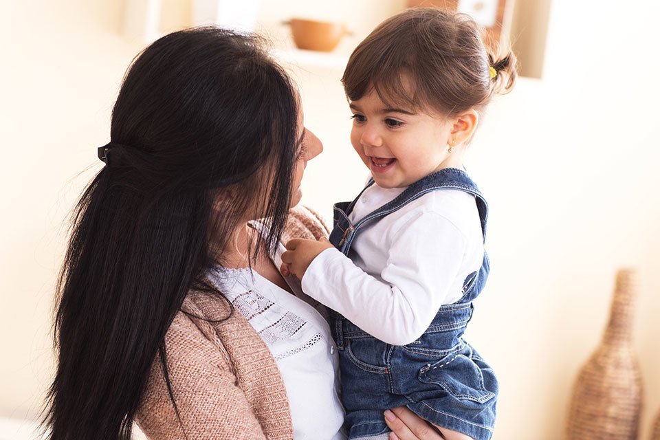 Moeders kennen het wel: stress als je de deur uit moet. Deze lijst met tijdbesparende tips zorgt ervoor dat je goed georganiseerd de deur achter je dicht doet! bit.ly/tijdbesparende…