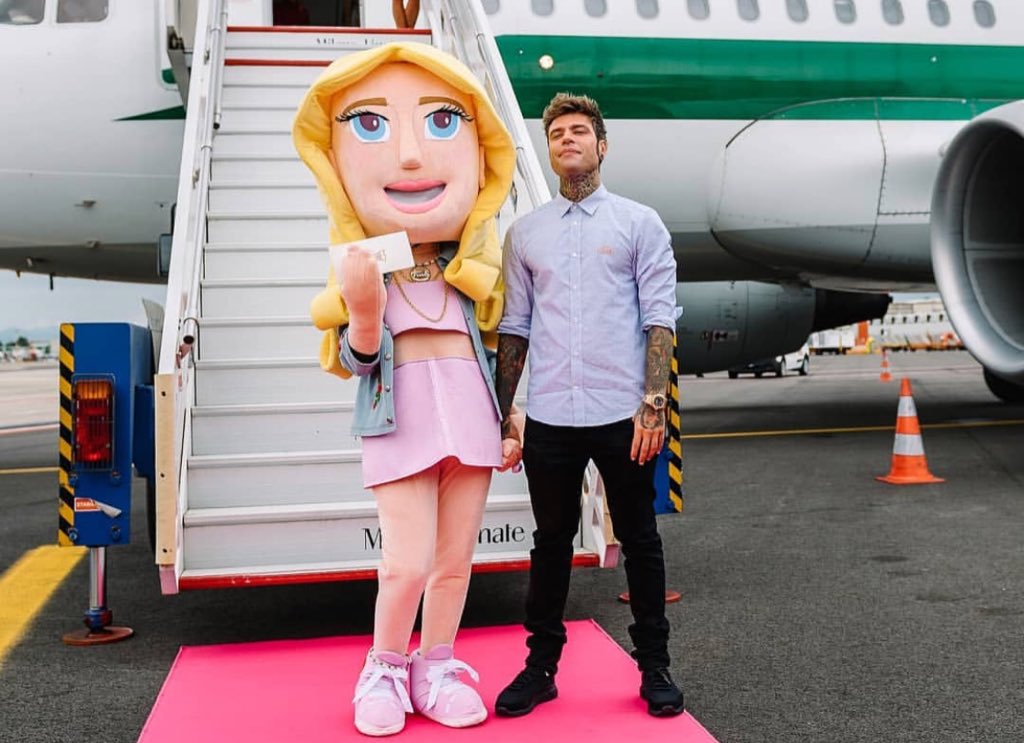 trashbiccis's tweet photo. La mascotte di Chiara Ferragni in soli due giorni ha giá:
- Viaggiato più di me
- Baciato più di me
- La foto con Chiara Ferragni e l’invito al matrimonio 
- Più follower e soldi di me

MORALE: ANCHE UNA BAMBOLA HA UNA VITA MIGLIORE DELLA MIA. #TheFerragnez #Ferragnez https://t.co/IXr3eMhKaL