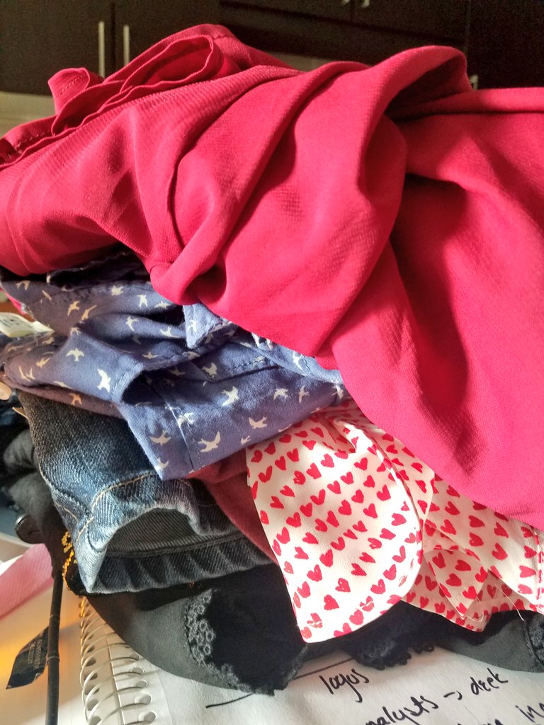 trishofthetrade's tweet image. Heading over to @Boston_CM at @LogMeIn! Just packing up my clothing / toiletry donations for @Caties_Closet (one of the panelists for today). Catie's Closet provides clothing &amp;amp; basic necessities to students living in poverty. #boston #cmbos #creativemornings
