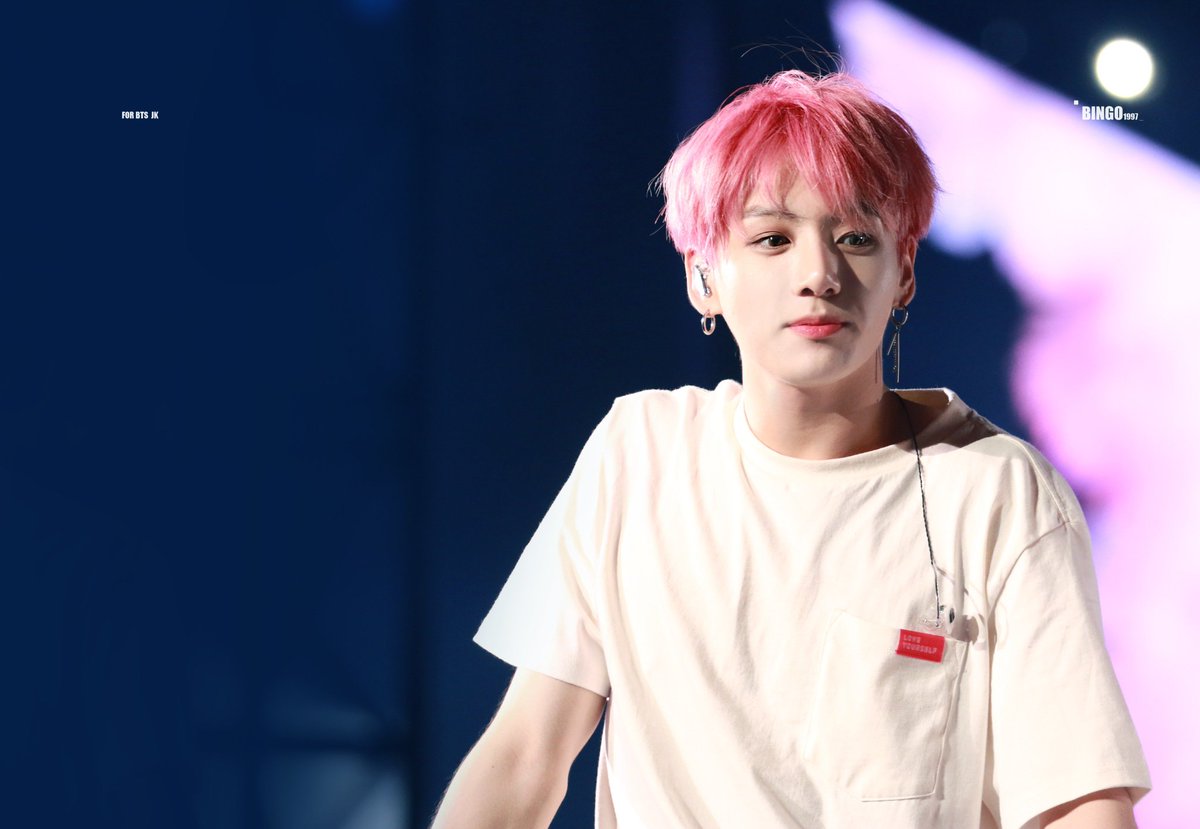 Han_Tran2002's tweet photo. Happy birthday Jung Kook oppa!! 1997-2018🎉🎊🎂🎂
Mãi yêu 
#HAPPYJUNGKOOKDAY 
#JKMagicDay https://t.co/GsvF4mhmL3