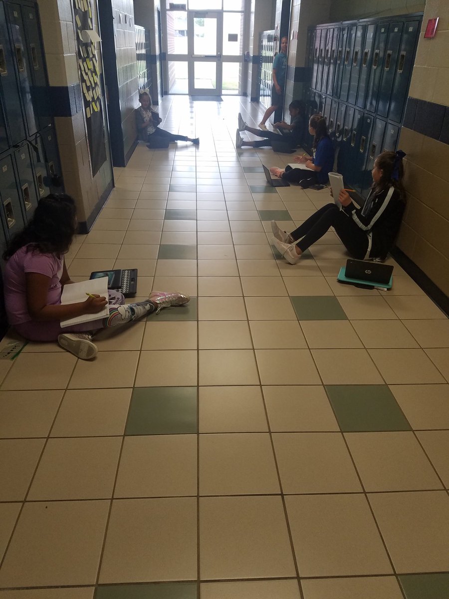 MissDyson3's tweet photo. Students using Flip Grid for the first time, responding to their reading! #TechInELA https://t.co/hnUrp5R2Ef