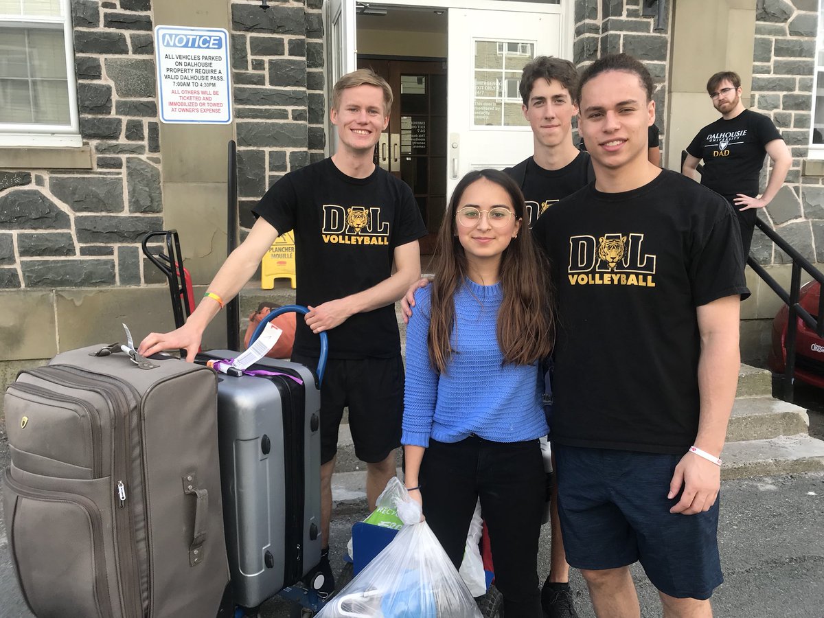 The men’s volleyball team is helping Chicago native Sophia Cosman move into her room at #CameronHouse. @DalResidence @Dalnews @MyFutureisDal