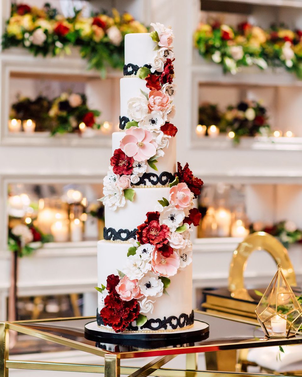wedluxe's tweet photo. Raise your hand if you want cake for breakfast, lunch and dinner 🙋See more: https://t.co/uHTLU6tZFC https://t.co/waQGR3JGJb