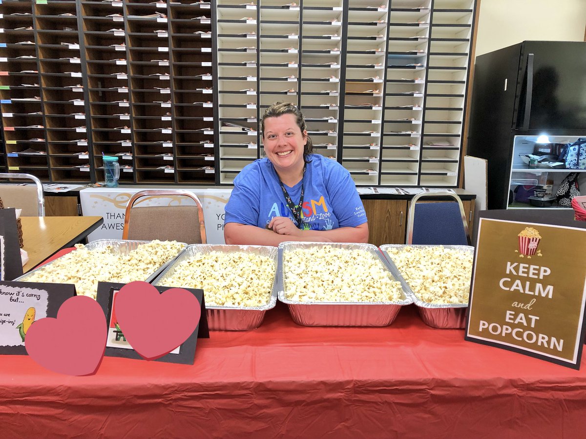 CarrieAzab's tweet photo. It’s poppin’ at the ELC this morning! Thanks for sharing a delicious snack and your smile with us Kim. #WeAre54 #minimiracle #KindnessMatters @JulieG37 https://t.co/7ft12teJdp