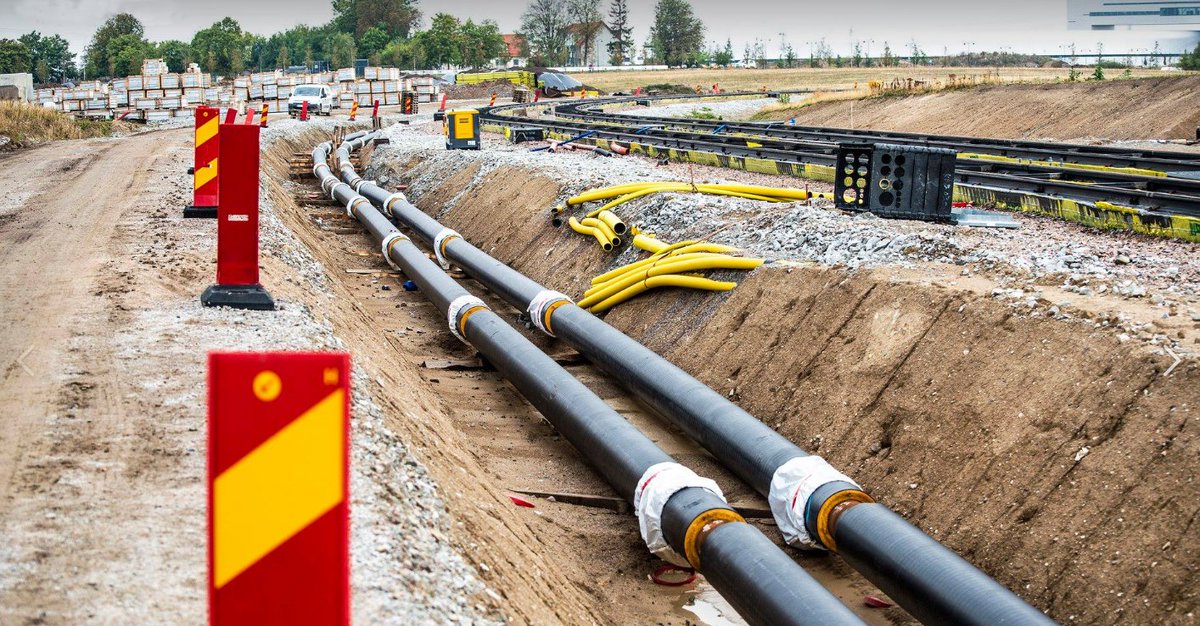 På Brunnshög pågår just nu arbetet med vårt lågtempererade fjärrvärmenät där restvärme från forskningsanläggningarna MAX IV och ESS tas tillvara för att bland annat göra cykelbanor och torg isfria. Samtidigt gjuts också spårbalkarna till spårvägen  lnkd.in/d-Um63v