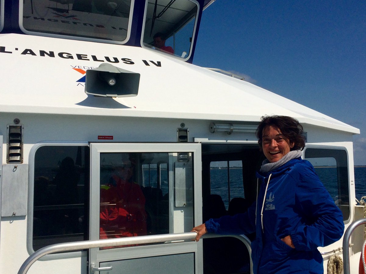 En direct: l'une des organisatrices du <a href="/TROPHEE2018/">Trophée des Multicoques</a>, Martine Camus, présente sur la navette Angelus IV lorsque le trimaran d'Alain Gautier, renommé "Sensation Océan", passe la ligne d'arrivée avant "Sodebo Ultim' " mené par Thomas Coville. 
#pleinsoleil#regatta#sensations