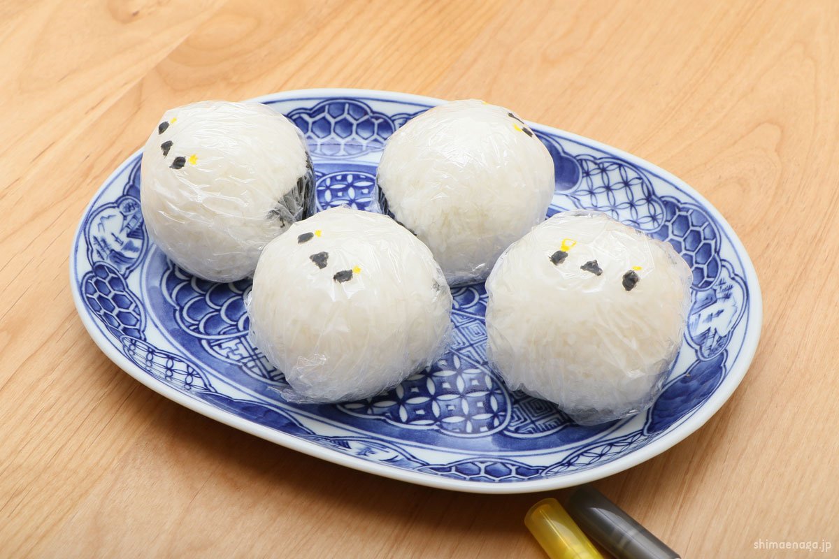 daily_simaenaga's tweet photo. １、にぎにぎ
２、三角海苔ぺたー
３、ラップくるんで
４、ペンで●▲●かきかき
５、できあがり https://t.co/FCZyar2br1