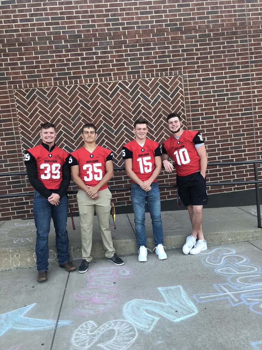 RyanTimm14's tweet photo. You know it’s time for Friday Night Lights when the @BHS_ElkFootball players are opening doors for our @TaylorTexans! Good luck tonight boys! #Taylorshares #FridayNightLights #BISDStandout https://t.co/CVcwefgkda