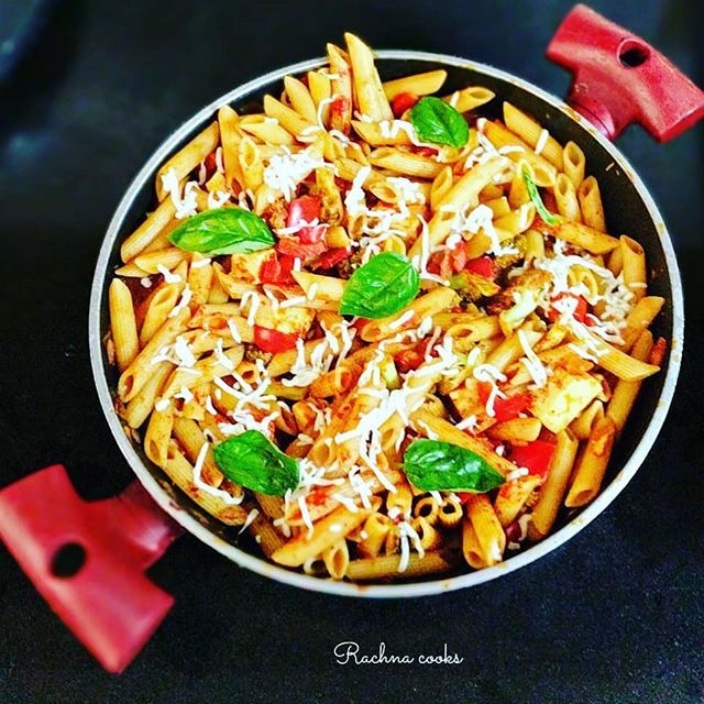 rachnaparmar's tweet image. Weekend is here and this is one of my favourite #weekendmeals. Pasta in red sauce is delicious due to simple, clean flavours. I love how versatile this recipe is. It's no secret that I love pasta. 😊

This is the veggie version but you can easily use … ift.tt/2Pp1iD0