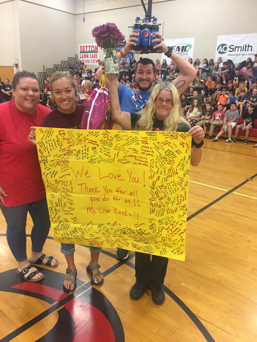 CheathamMiddle's tweet photo. Shout out to CMS for letting Ms. Lisa know just how much we appreciate her! She has been working day and night making CMS great!! #ccsdtn https://t.co/UYbvZXasUf