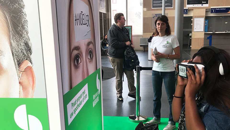 cousteau_studio's tweet photo. Our 'WEEK VAN DE MIGRAINE'-team visited @stadantwerpen, @Stadgent, @VilledeLiege &amp; Brussels (Thank you @NMBS!) where passers-by were given the opportunity to experience the feeling of migraine. A cooperation with @BBDO, @GSK, ZCAM &amp; @Excedrin. #weekvandemigraine #virtualreality https://t.co/hr7lCORF4C