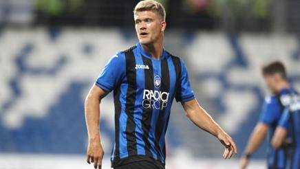 Gazzetta_it's tweet photo. #Atalanta, #Cornelius ai saluti L'attaccante verso il #Bordeaux https://t.co/VHcIvq6KHe #serieA #atalanta https://t.co/nSr7R243Nd