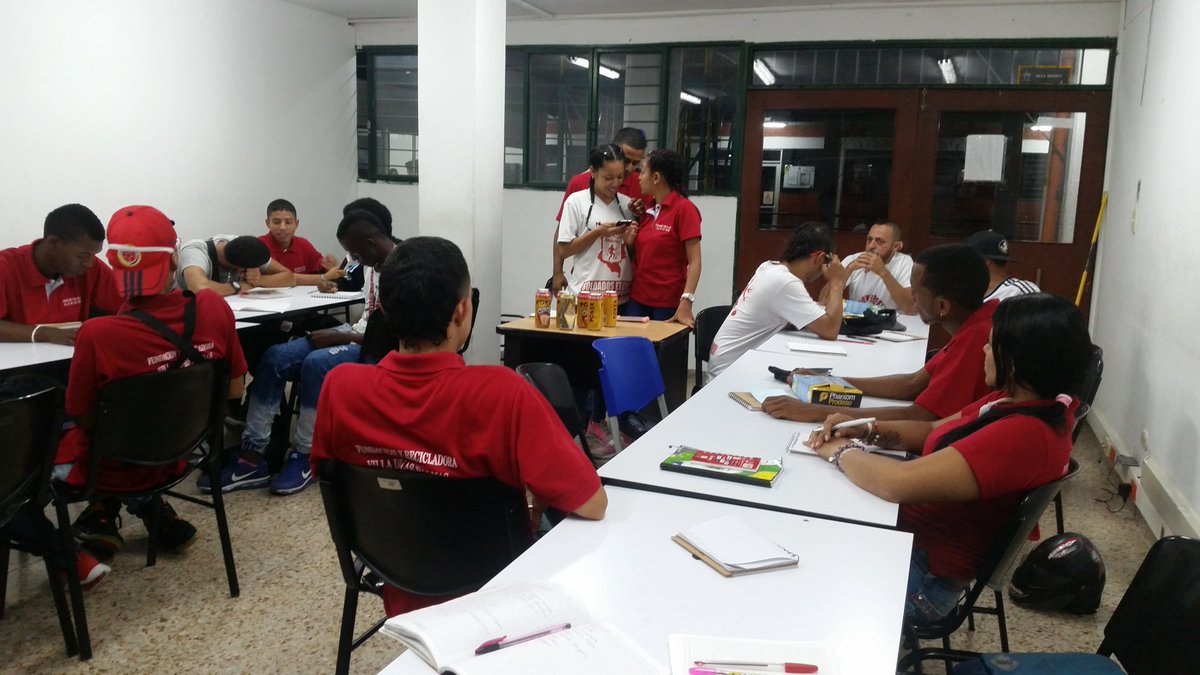 brs_las's tweet photo. Seguimos en la lucha para que nuestros jóvenes integrantes salgamos adelante aprendiendo muchas cosas sobre el reciclaje para sacar adelante nuestra micro empresa con la ayuda del sena. AGUANTE A LA VIDA
@BRS_COL @BarriosAC1927 @elaguanterojotv https://t.co/eYGH840JQL