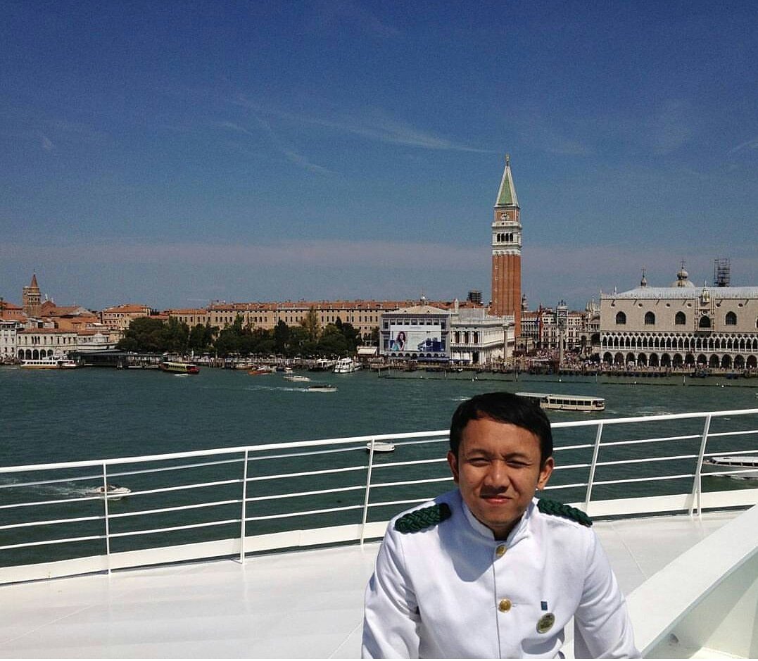 IHSindonesia's tweet photo. Pekerjaan apa sih yang dibayar tinggi dengan bonus jalan-jalan gratis? Tentu saja bekerja di Kapal Pesiar. Sudah menjadi rahasia umum bahwa pekerjaan di KApal Pesiar membawamu ke tempat tempat baru dengan gaji yang tinggi. Tertarik? kunjungi website ihs ya! #infoIHS #IHSsolo https://t.co/zbzfEyEJ9M