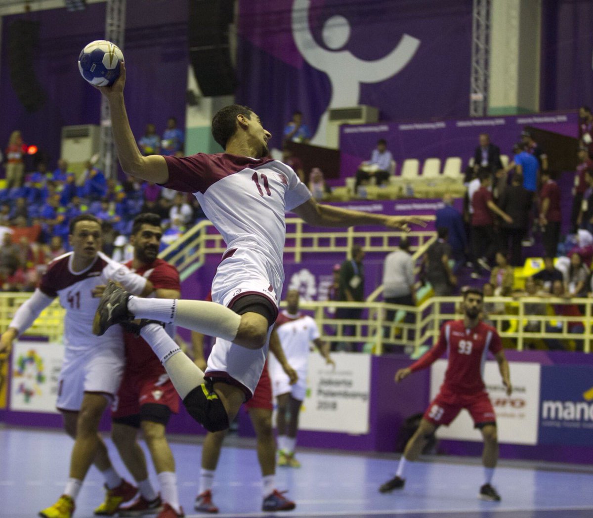 staddoha's tweet image. #استاد_الدوحة | 🤾‍♂منتخبنا الوطني يحرز ذهبية كرة اليد بـ #دورة_الألعاب_الآسيوية بعد الفوز على البحرين في النهائي بنتيجة ٣٢  - ٢٧
الف مبروك👏🏼👏🏼👏🏼 💪🏽🇶🇦