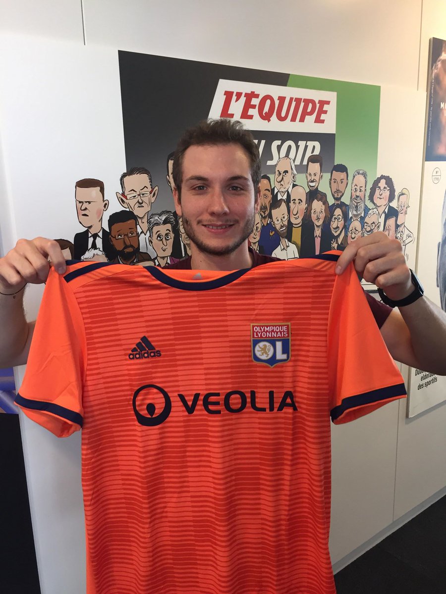 [🚨🚨ALERTE CADEAU🚨🚨]

Les amis ! Ce soir, on vous fait gagner le maillot third de l'<a href="/OL/">Olympique Lyonnais</a> ! 

#HereToCreate <a href="/adidasFR/">adidasfr</a> #adidas  <a href="/adidas/">adidas</a> 

Pour tenter votre chance:

🔁Retweetez🔁

✅Followez le compte de l'#EDS✅

Réagissez avec #EDS

🤞Bonne chance !🤞