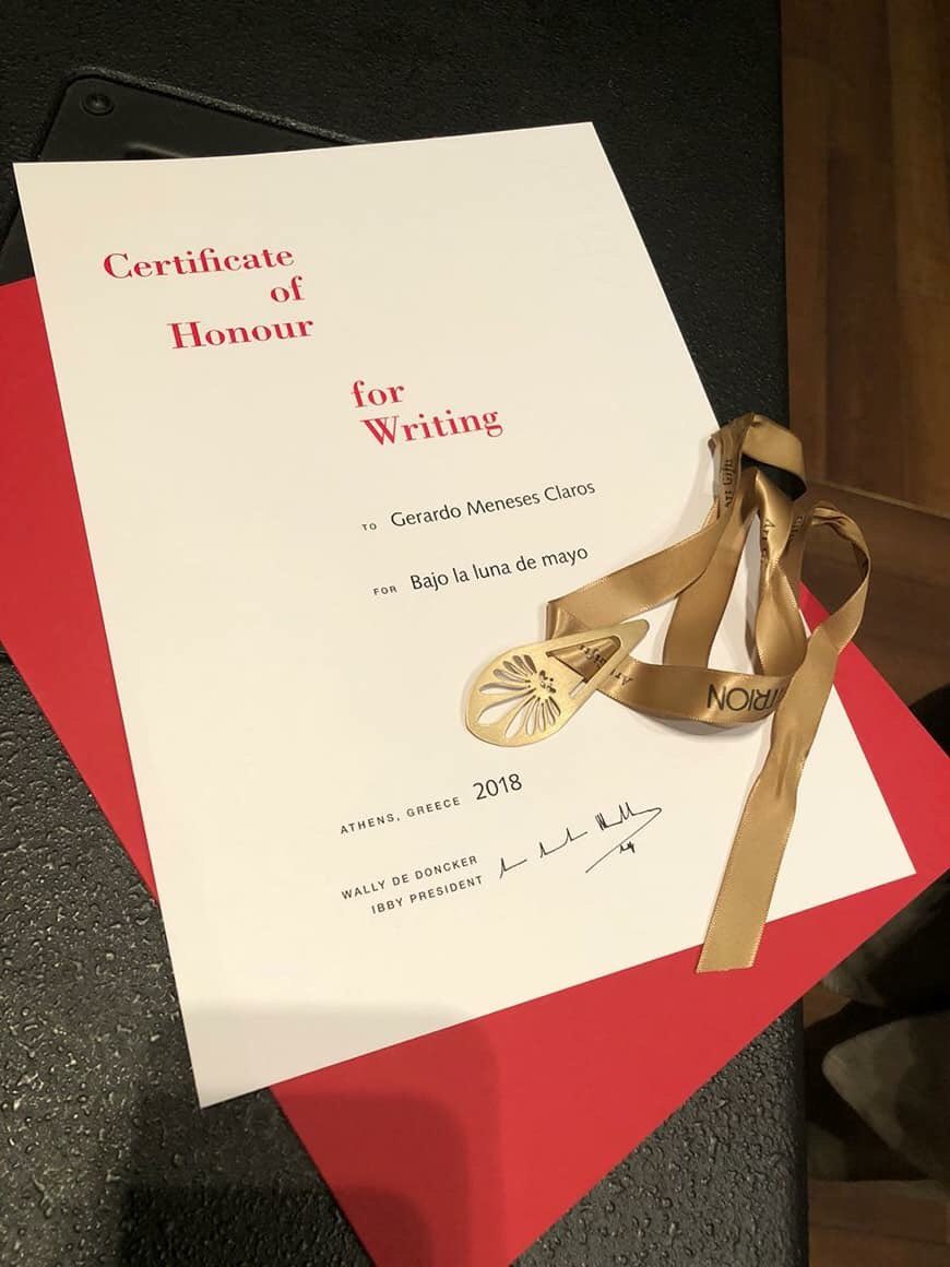 pitalitonoticia's tweet photo. En Atenas Grecia 🇬🇷 el ✍️ escritor de Pitalito Huila Gerardo Meneses Claros recibió el reconocimiento LISTA DE HONOR IBBY 2018, por la novela BAJO LA LUNA DE.MAYO, siempre dejando en alto nuestra cultura con este gran embajador. #orgullolaboyano https://t.co/LiDx4h129i