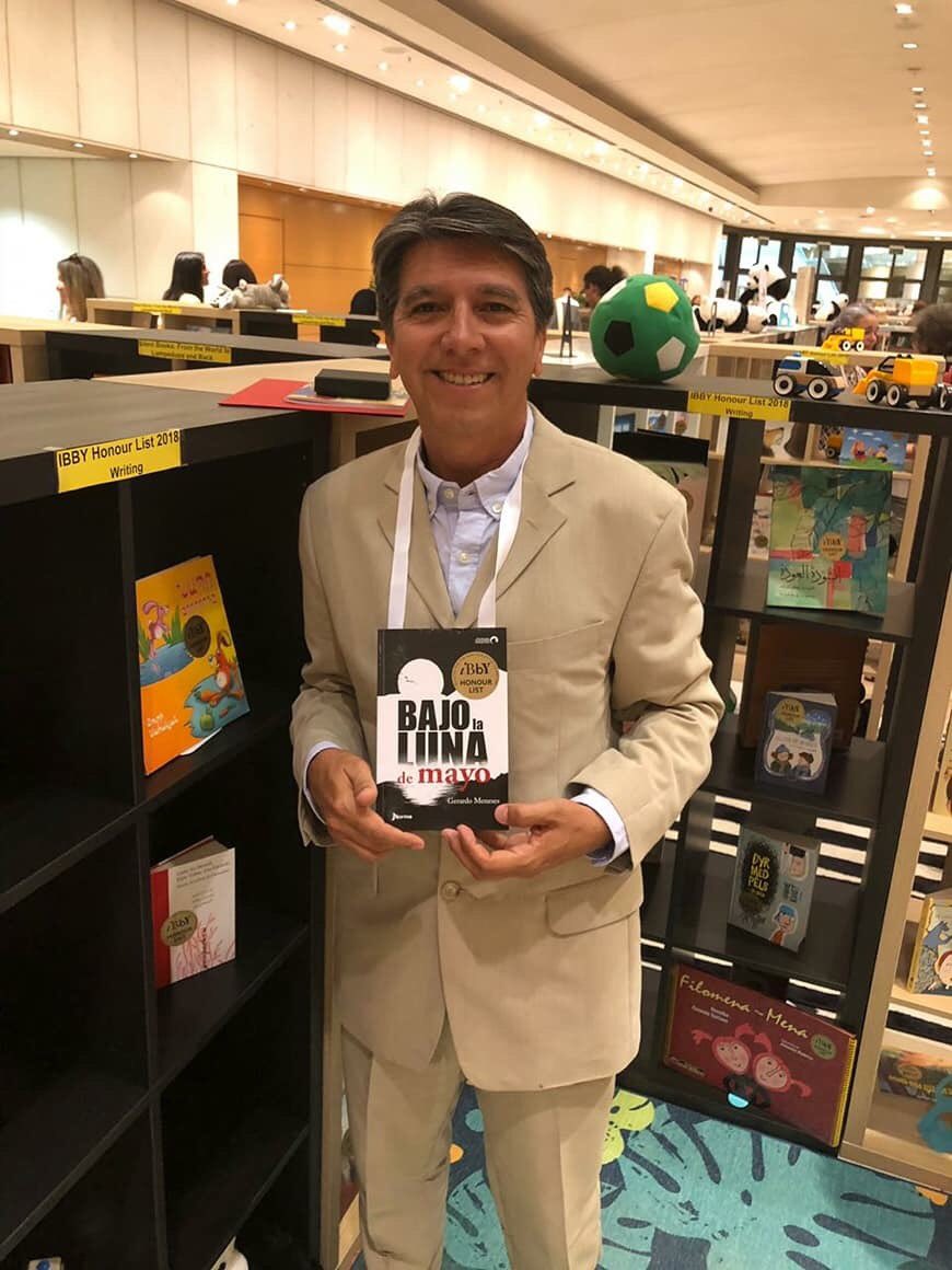 pitalitonoticia's tweet photo. En Atenas Grecia 🇬🇷 el ✍️ escritor de Pitalito Huila Gerardo Meneses Claros recibió el reconocimiento LISTA DE HONOR IBBY 2018, por la novela BAJO LA LUNA DE.MAYO, siempre dejando en alto nuestra cultura con este gran embajador. #orgullolaboyano https://t.co/LiDx4h129i