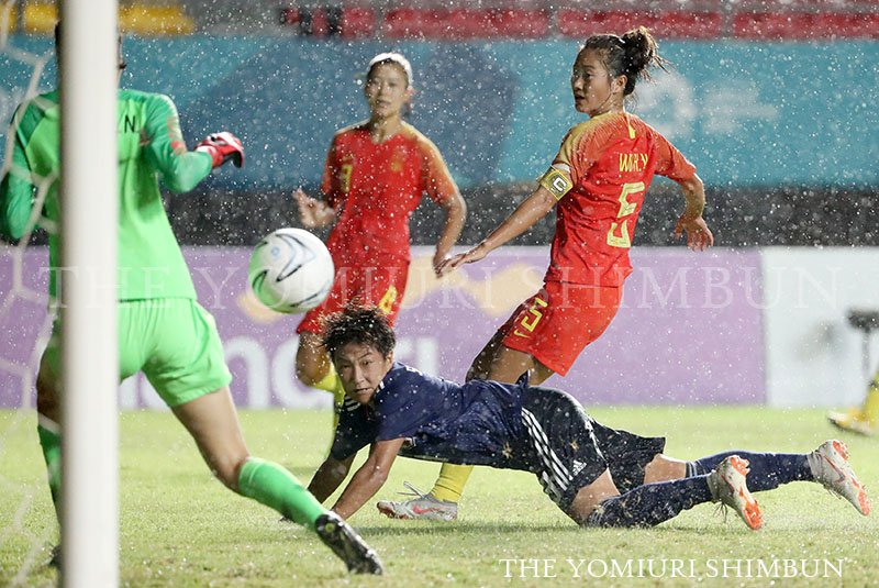 読売新聞写真部 ジャカルタ アジア大会 先ほど終了した サッカー 女子決勝 試合終了間際に 菅沢優衣香 がゴールを決め 見事に金メダル獲得です 31日 インドネシア パレンバンで 伊藤紘二撮影 なでしこジャパン 金メダル アジア大会