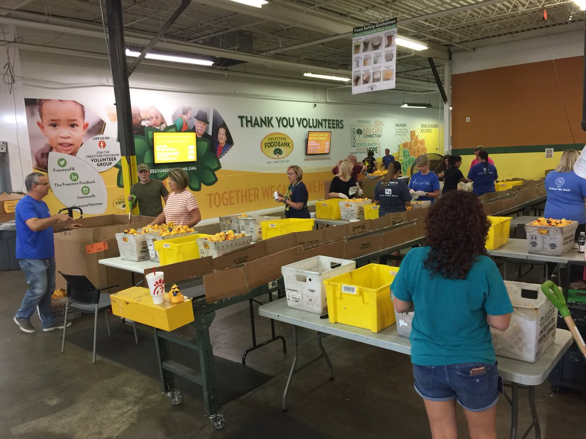 KurtReiber's tweet photo. Thanks to @FreestoreFB volunteers from @FifthThird for helping make our 24th Annual Rubber Duck Regatta a #5th3rd better! #167%Effort #BuyADuckFeedAChild Plz Get your ducks online https://t.co/uz3noC2Q28 https://t.co/XVZL82UcKH