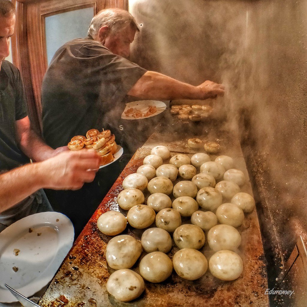 Bar Soriano, preparando su especialidad, los deliciosos champiñones. (Logroño, 2018) @callelaureloficial #Champiñones #BarSoriano #CalleLaurel #Logroño #España #Fotografía