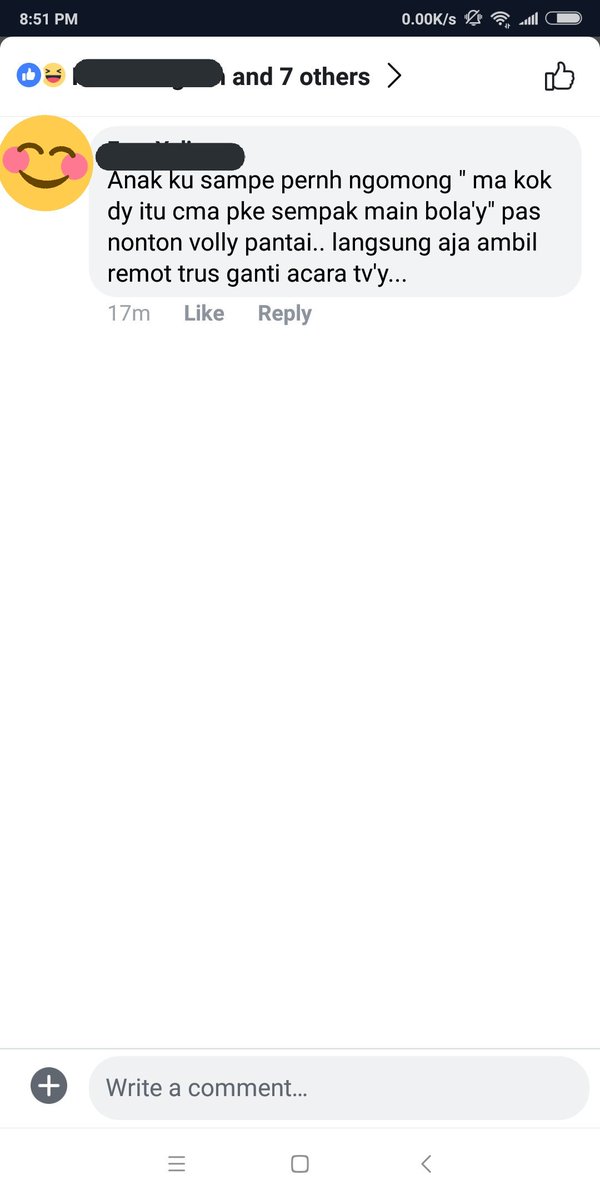 Ibu-ibu jangan jadi emak yang males jelasin kayak gini yaaa. Kalo anak nanya "Ma kok dia cuma pake sempak main bolanya?" ya jawab dong "Namanya olahraga dek, bajunya harus nyaman biar bisa bergerak bebas." bukannya malah ambil remot terus ganti channel 😊