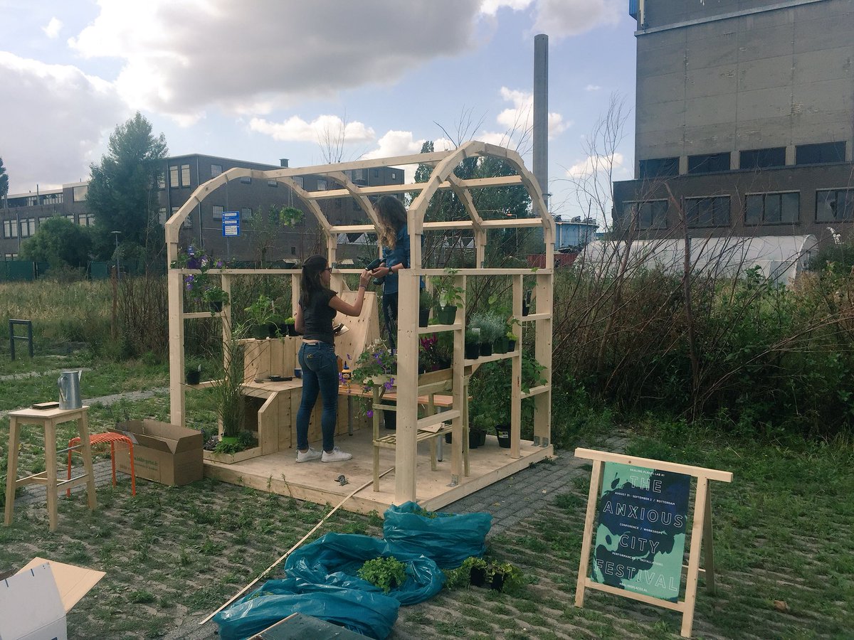 Opbouw Groen Cocoon voor het Anxious City Festival vanavond vrijdag 31 augustus om 18:30 uur de kick-off bij Made In 4Havens