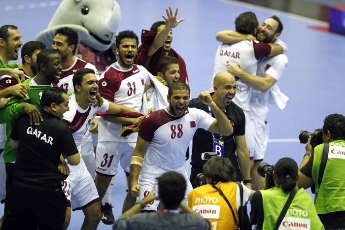 Marsalqatar's tweet image. عنابي اليد🇶🇦 يحرز الذهبية🥇للمرة الثانية على التوالي بعد فوزه على ⁧منتخب البحرين⁩ في النهائي 32-27 بـ ⁧#دورة_الألعاب_الآسيوية 🏆
@JoaanBinHamad 
#مرسال_قطر