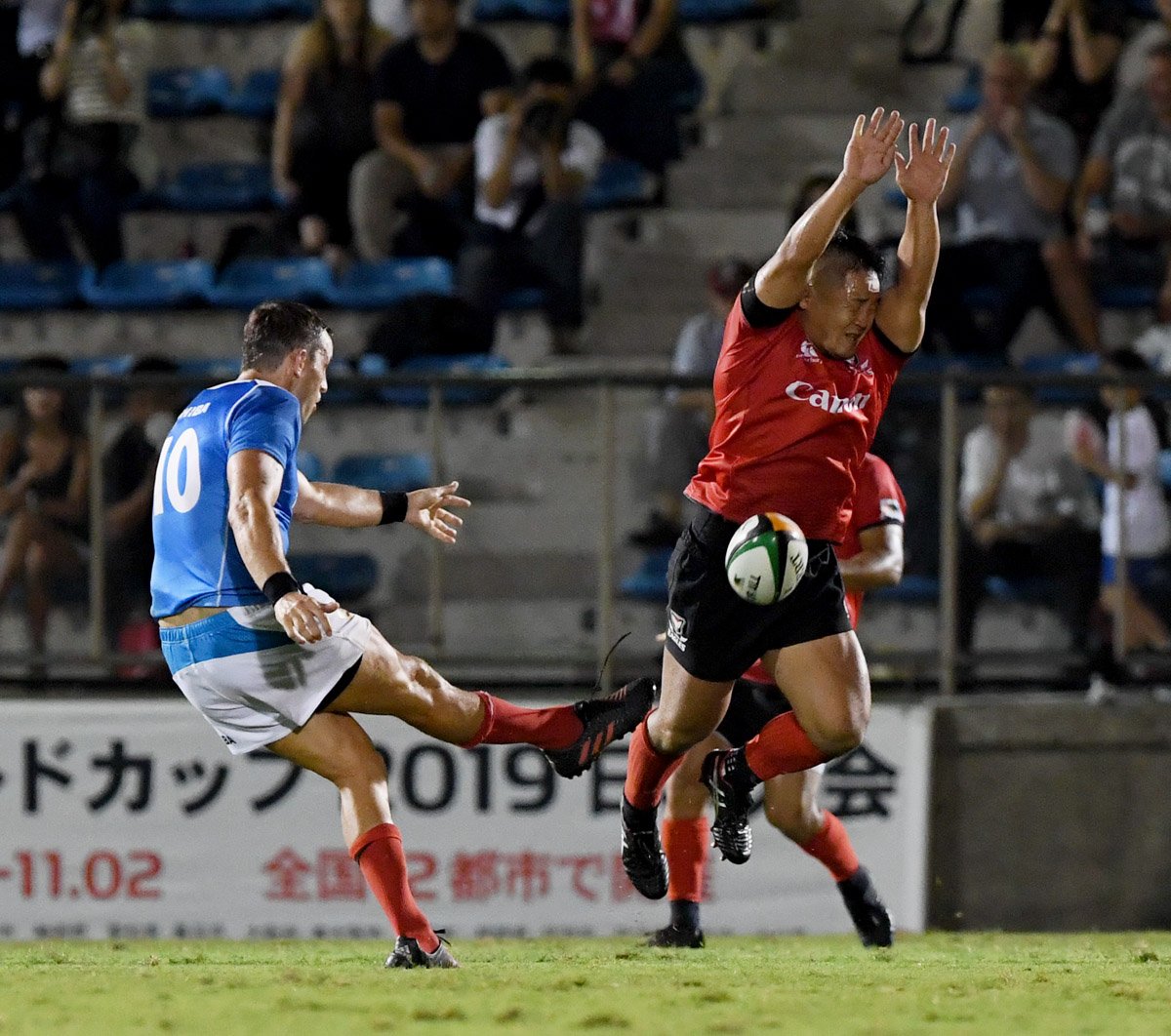 Nikkei Rugby キヤノンの庭井選手は終盤 東芝ハリス選手のdgをチャージ 柏原敬樹撮影 手を出したのに顔に当たりました と苦笑いでしたが こぼれ球を50メートルほど追って再確保するビッグプレーも 脚がつるだろうなと思って走っていたらやっぱり