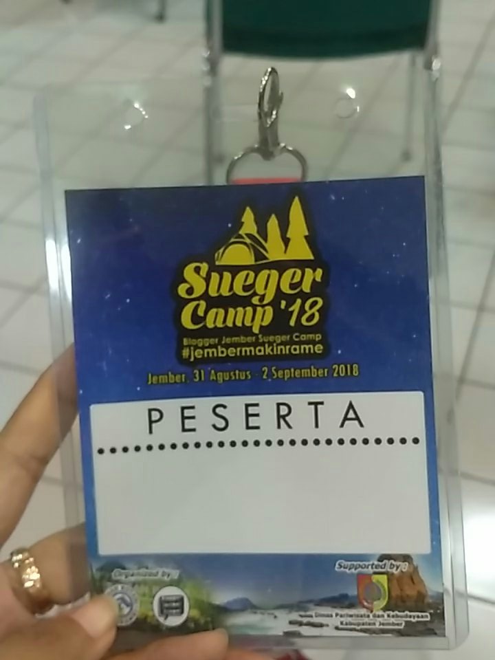 NyiPenengah's tweet photo. Ini dia ID Card kita keliling besok. Nah malam ini diisi dengan perkenalan π
.
#JemberSuegerCamp18
#JemberMakinRame
@bloggerjember15 https://t.co/mE1vQkBrGY