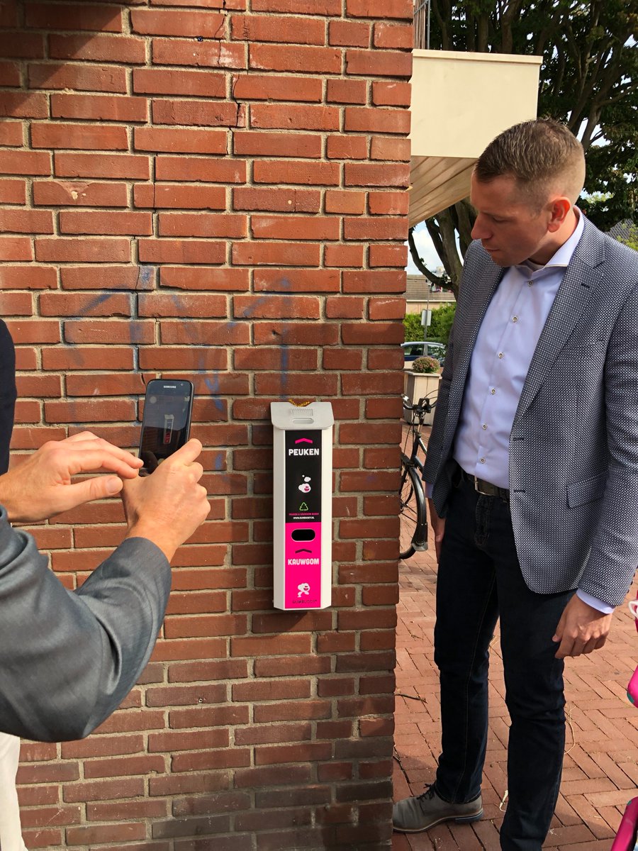 <a href="/Gem_Overbetuwe/">Gemeente Overbetuwe</a> <a href="/nederlandschoon/">Supporter van Schoon (initiatief van Verpact)</a> GumBuddy ook in Elst.
Wethouder Horsthuis(Duurzaamheid en veel meer) onthulde vandaag de GumBuddy Duo, voor zowel kauwgum als peuken! Overbetuwe is de eerste gemeente in Nederland die zowel het kauwgum als peuken probleem tegelijk gaat aanpakken!