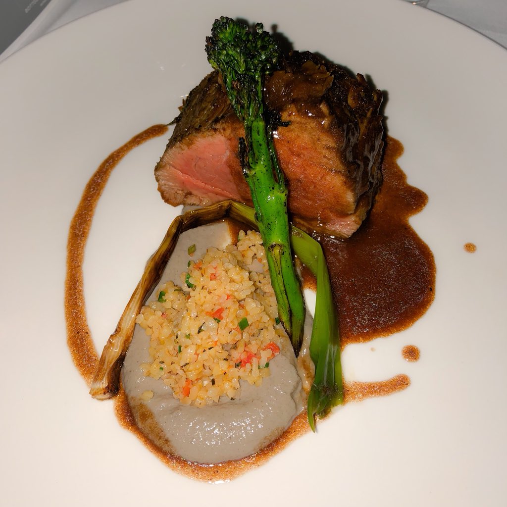 Seasoned_Africa's tweet photo. 30 day aged filet mignon softer than than a 90s RnB playlist... thank you Sensei @ChefWandiMabaso #DEB2018 https://t.co/eZ739zu2IW