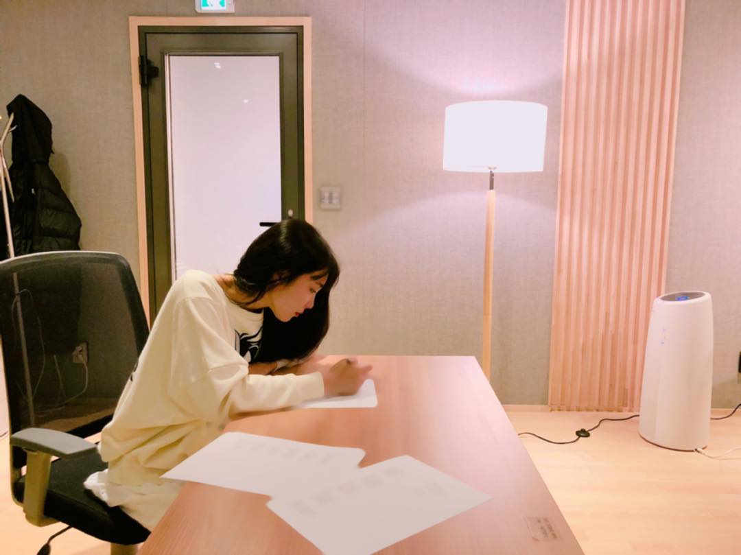 apinkplace's tweet photo. [JISTAGRAM] 31.08.18 artist_eunji

O clima de amanhã é..❓
#EuPreciso #PegarUm #Casaco #OuNão...
#ComoO #ClimaDeAmanhã #VaiSer
#IssoMeDeixaPensativa..

cr.: apink0419trans https://t.co/tR1lmgZtYg