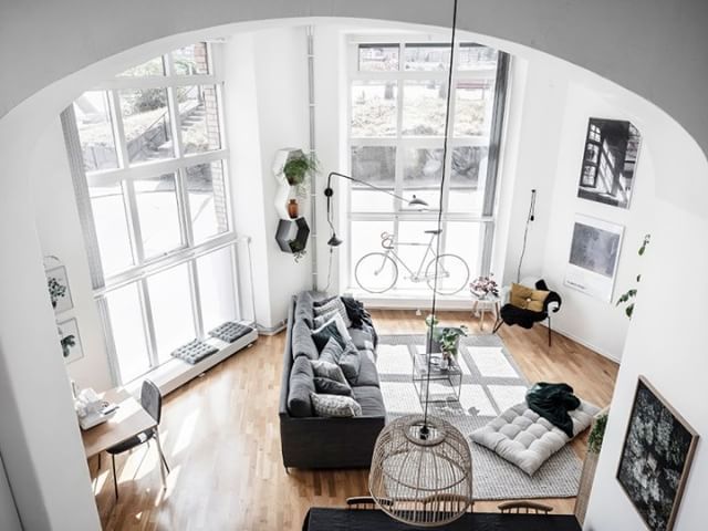 L'originalité de ce salon réside dans sa forme arrondie et son design d'exception !🛋️😊
L'association des grandes baies vitrées avec le look scandinave est juste PARFAIT !👌😍
Vous aimez ?❤️
©️Pinterest
#decoration #interiordesign #homedecor #scandi… ift.tt/2wy7gtp