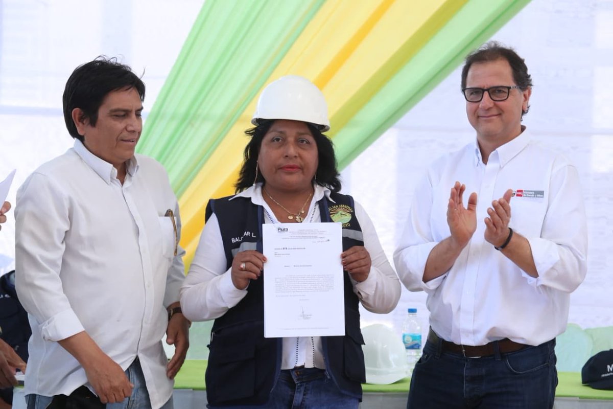 MinemPeru's tweet photo. El @MemPeru avanza en el proceso de formalización minera: Hoy 18 mineros artesanales recibieron  sus certificados de autorización de inicio de actividades en la localidad de Suyo, #Piura. #FormalizaciónEnPiura https://t.co/IEIYx5dnml