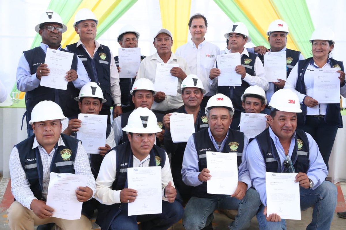 MinemPeru's tweet photo. El @MemPeru avanza en el proceso de formalización minera: Hoy 18 mineros artesanales recibieron  sus certificados de autorización de inicio de actividades en la localidad de Suyo, #Piura. #FormalizaciónEnPiura https://t.co/IEIYx5dnml