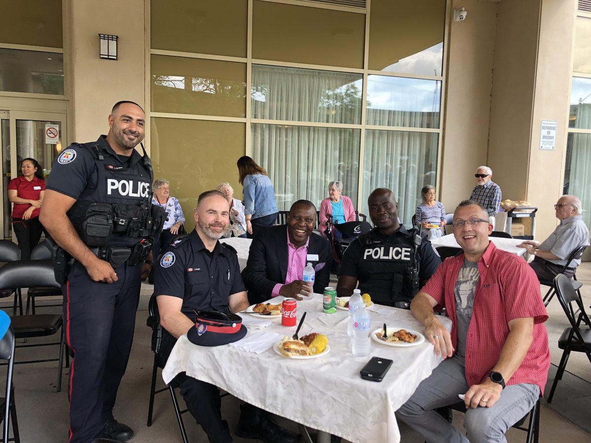 OfficerShari's tweet photo. Great day for BBQ @vervesrliving #CanterburyPlace. Thank you for reaching out to First Responders. @TPS32Div @TorontoPolice . Amazing food and company #CommunityEngagement #Bestneighbours https://t.co/mVpm3fcFDG