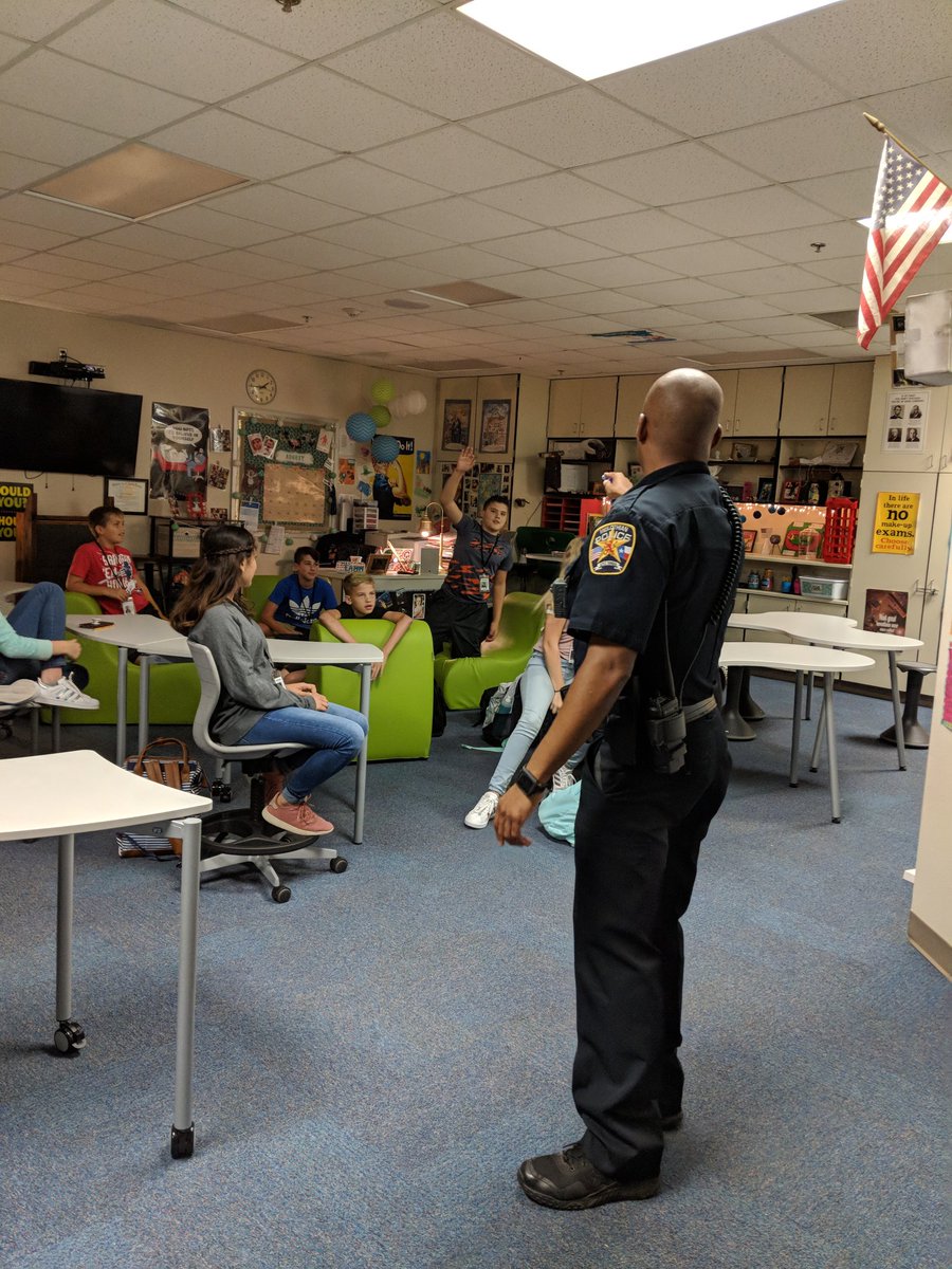 emilymlamm's tweet photo. Officer Hall teaching these kids about the importance of education. We have the best SRO!!!!! #misdproud #MISDHappy #becausecubs #FSMSCubs https://t.co/03Bl0mmBy1